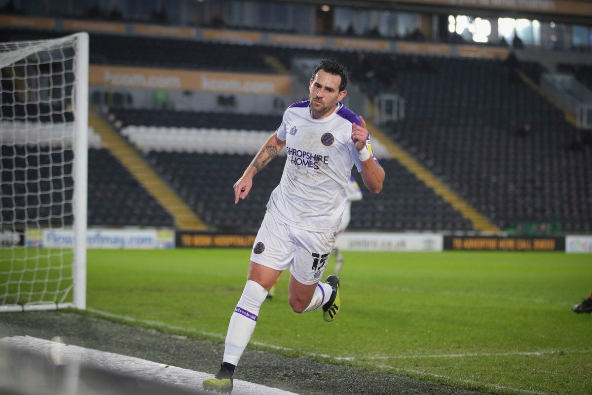 Charlie Daniels De Shrewsbury Town Célèbre Après Avoir Marqué Un But Pour Le Faire 0-1.  (Ama)